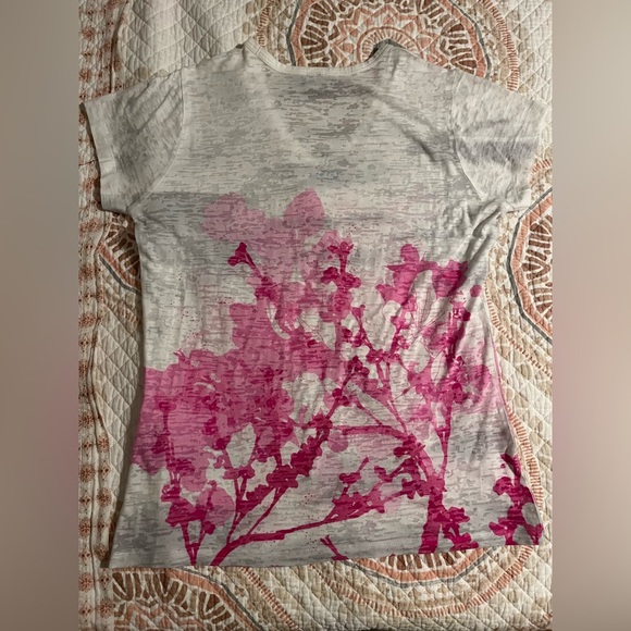 The North Face Pink and White Patterned V-neck T-shirt - Picture 4 of 7